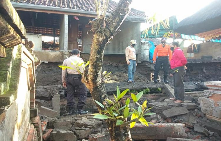 Kejadian Robohnya Tembok Penyengker yang Mengenai Pura Taman Suci di Br. Taman Desa Darmasaba