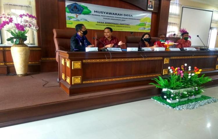 Musyawarah Desa di Kantor Desa Bongkasa Pertiwi