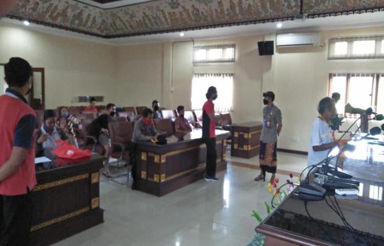 Pemantauan penyerahan BLT Oleh Bapak Camat Abiansemal Ida Bagus Putu Mas Arimbawa, S.Sos di Desa Bongkasa Pertiwi