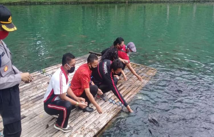 Pemberian Bantuan Pakan Ikan dan hand sanitizer serta Masker kepada pengelola Taman Beji Pancoran Solas Desa Sangeh