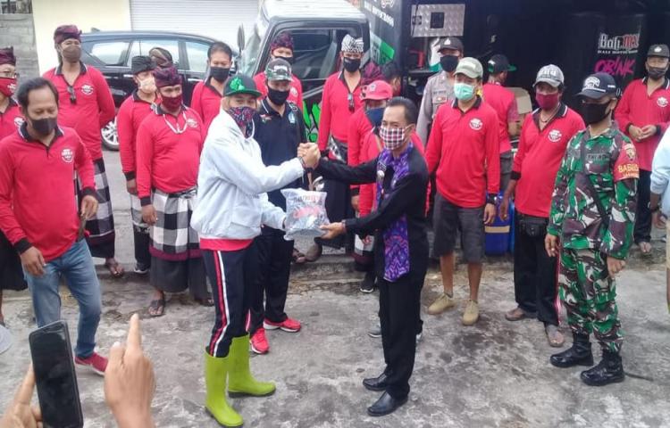 Penyemprotan Desinfektan di Wilayah Desa Darmasaba