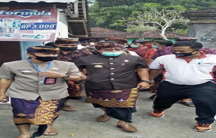 Penyerahan Bantuan Lansung Tunai (BLT) di Desa Punggul dan Desa Selat oleh Bapak Bupati Badung I Nyoman Giri Prasta, Sos