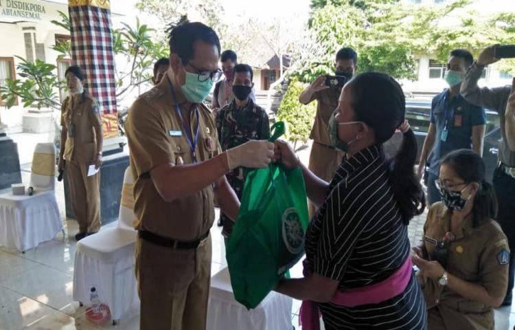Penyerahan Bantuan Sembako dari Guru dan Dinas Pendidikan Kepemudaan dan Olahraga Kabupaten Badung kepada Orang Tua/Wali Murid yang terdampak Covid-19 se-Kabupaten Badung