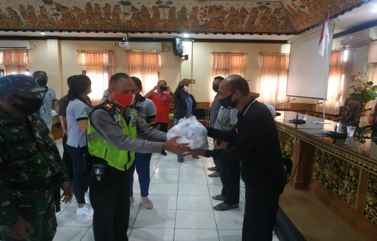 Penyerahan Bantuan dari PMI dan PPI Kabupaten Badung Secara Simbolis
