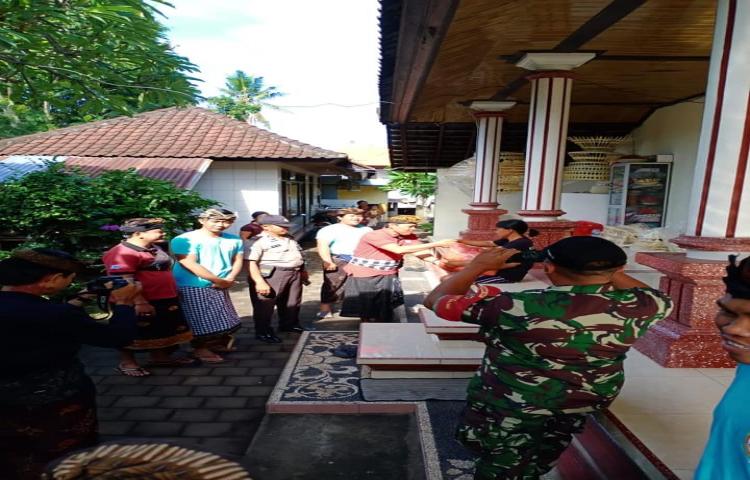 Penyerahan Bantuan kepada masyarakat difable oleh Pj. Perbekel Desa Sedang