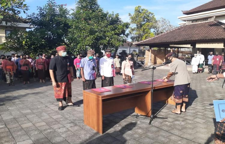 Penyerahan SK Bupati Badung tentang Pengangkatan Pejabat Perbekel Desa Blahkiuh, Ayunan, Taman dan Jagapati