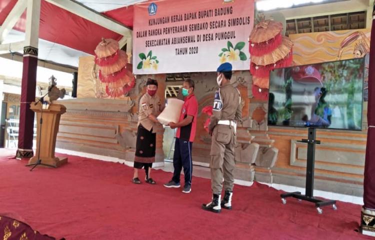 Penyerahan Sembako Secara Simbolis se-Kecamatan Abiansemal di Desa Punggul