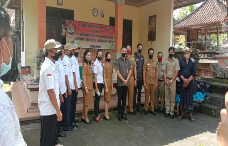 Penyerahan sembako di Desa Taman