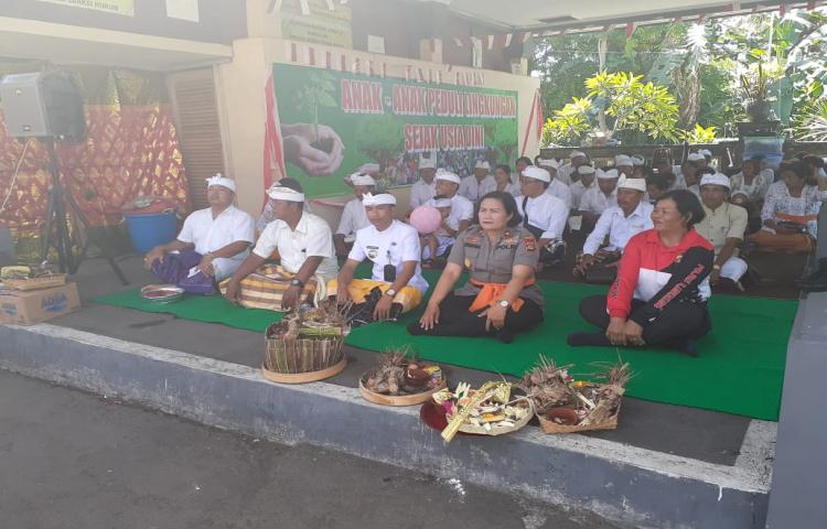 Sembahyang Bersama Dalam Rangka Piodalan di Pelinggih Polsek Abiansemal