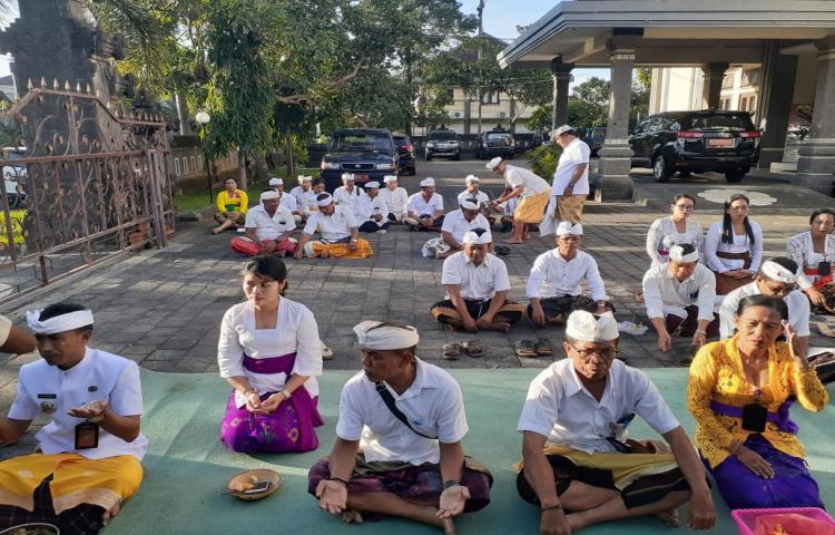 Sembahyang Bersama Purnama Kapitu di Kantor Camat Abiansemal