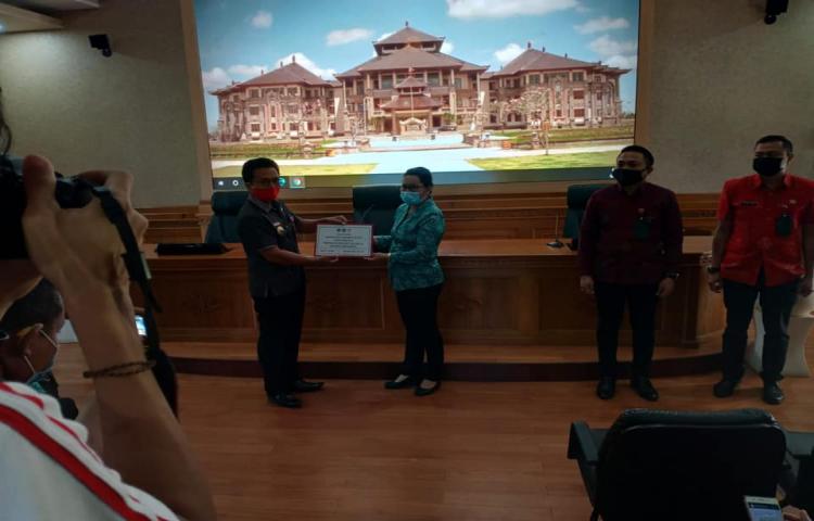 Serah Terima Bantuan Sembako dan Masker Secara Simbolis Kepada Kader PKK