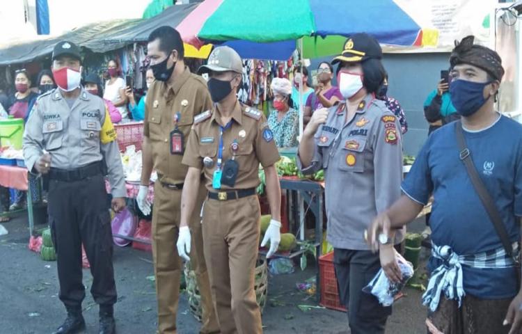 Sosialisasi Cara Penggunaan Masker di Pasar Desa Adat Tegal Darmasaba