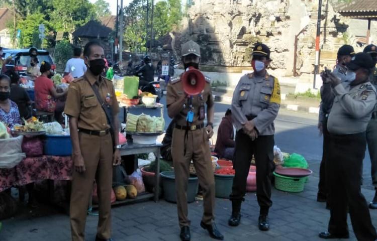 Sosialisasi Penggunaan Masker di Pasar Desa Adat Blahkiuh