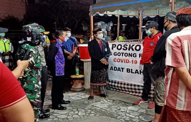 Wakil Bupati Badung Drs. I Ketut Suiasa, SH didampingi Kadis Kesehatan meninjau Posko Satgas Gotong Royong Covid-19 Desa Adat Blahkiuh