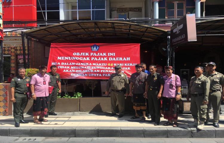 Tim Juru Sita Badung Lakukan Pemasangan Spanduk di Wajib Pajak Yang Menunggak Pajak