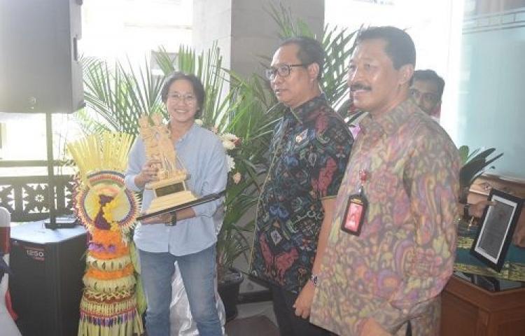 Wabup Suiasa Serahkan Penghargaan WP Terbaik 2017 Badung