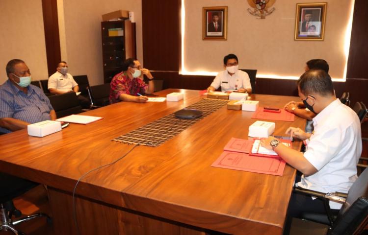 Sekda Adi Arnawa bersama Pansel JPT Pratama Pemkab Badung melakukan vidcon dengan Komisi ASN dari ruang pertemuan Sekda Puspem Badung, Rabu (20/5).
