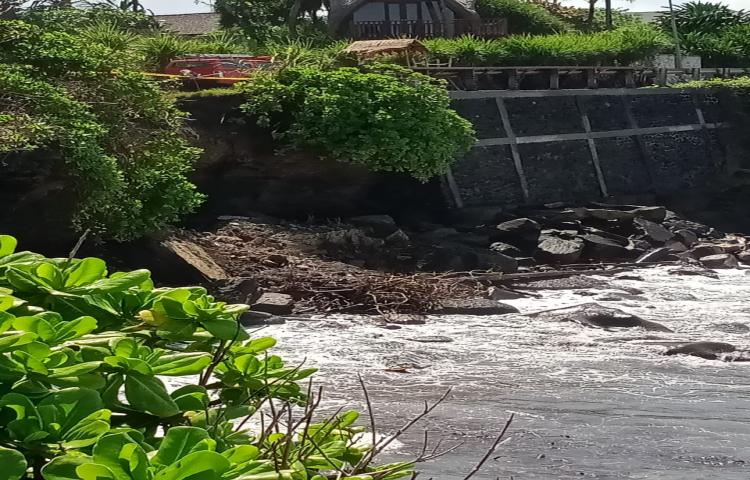 Abrasi air laut di Pantai Mengening, Banjar Mengening, Desa Cemagi, Kecamatan Mengwi Tanggal 17 Oktober 2020