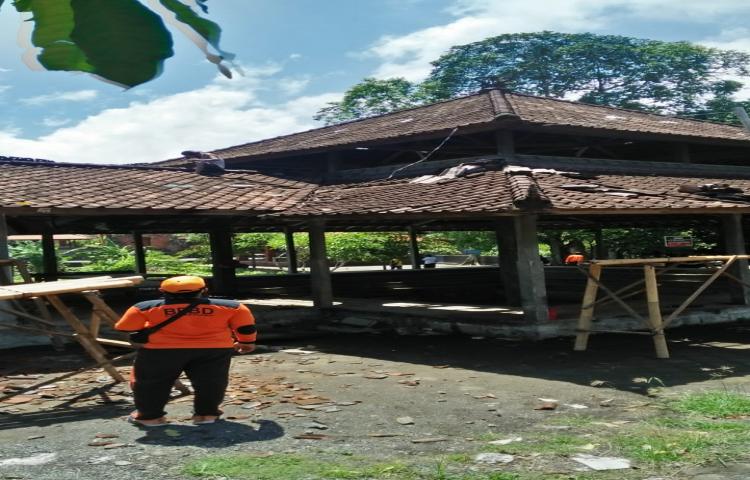 Angin Putting Beliung di Wantilan dan bale gong pura dalem sempua, Br. Tegeh desa dalung kec. Kuta utara Tanggal 13 Oktober 2020