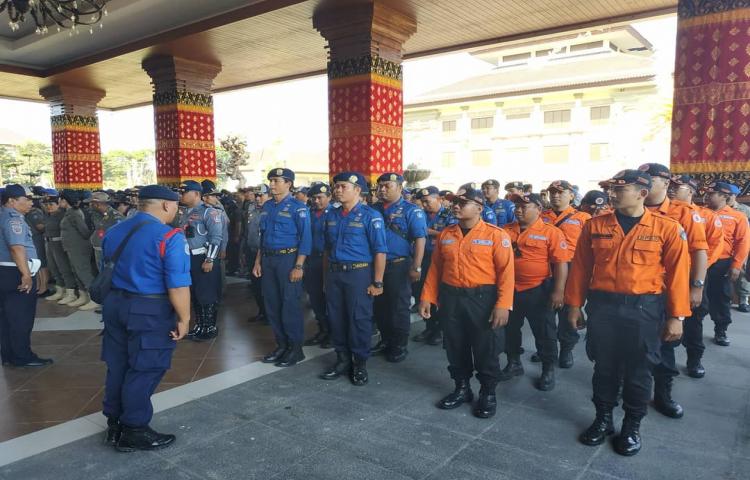 Apel Gelar Pasukan dalam Rangka Pengamanan Pesta Rakyat Hut Mangupura ke - 10 di Kabupaten Badung