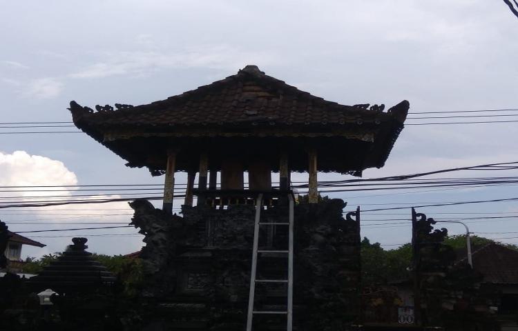 Atensi Bale Kukul tersambar petir di Banjar Dukuh Sengguan, Desa Munggu