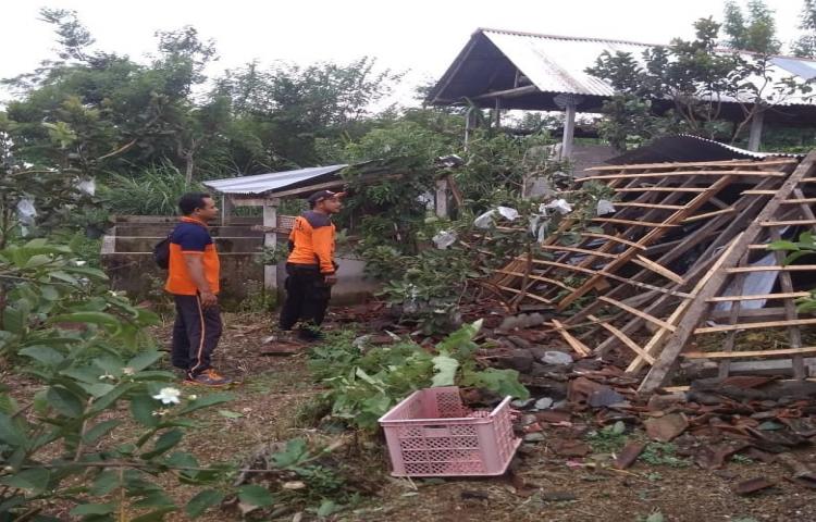 Atensi Garase dan Kandang Roboh disebabkan oleh Cuaca Ekstrim di Banjar Sekarmukti, Desa Belok Sidan, Kec. Petang