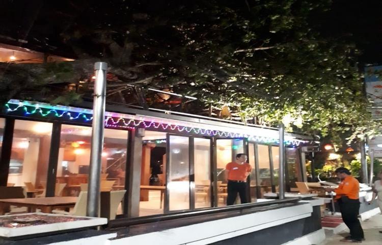 Atensi Pohon Tumbang yang disebabkan oleh Cuaca Ekstrim di Jalan Pantai Arjuna, Banjar Legian Kaja, Desa Legian, Kuta