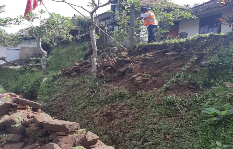 Atensi Tanah Longsor di Jalan I Gusti Ngurah Rai, Banjar Ubud, Desa Getasan, Kecamatan Petang