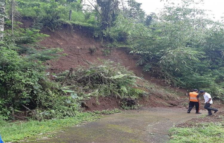 Atensi Tanah Longsor di Jalan menuju Pura Penataran Agung, Banjar Bukian, Desa Pelaga, Kecamatan Petang