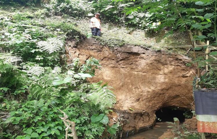 Atensi Tanah Longsor merusak akses masuk pemukiman di Banjar Petang, Desa Petang, Kecamatan Petang,