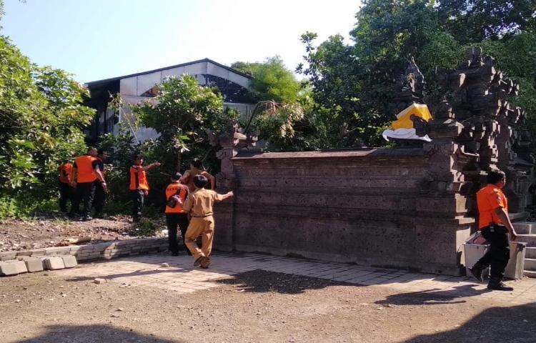 Atensi pohon tumbang di SD 4 Kerobokan Kelod.