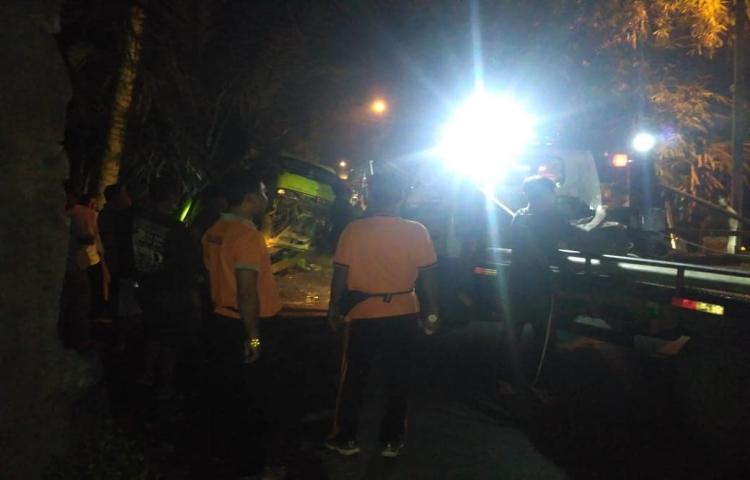 Atensi truk lolos ke jembatan bongkasa - semana, selamat karena tertahan tiang PLN.