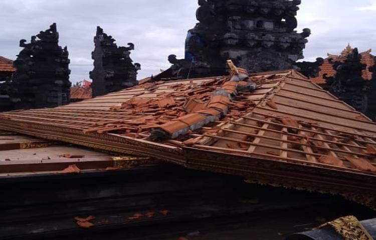 Bale Piasan Roboh akibat Angin Puting Beliung di Pura Puseh, Banjar Adat Padang Linjong, Desa Canggu, Kuta Utara