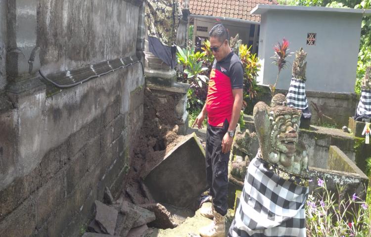 Bangunan ( Tempat Asagan Banten ) Jebol di Pura Dalem Suargan, Banjar Gunung Sari, Desa Mengwitani, Kec.Mengwi Tgl 07 April 2020