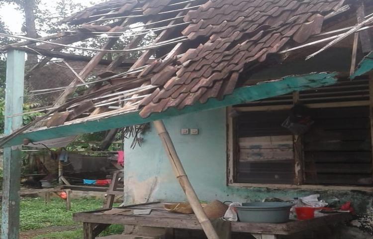 Bangunan Dapur roboh di Banjar Pempatan, Desa Sembung, Kecamatan Mengwi, akibat Cuaca Ekstrim ( Hujan Deras dan Angin Kencang )