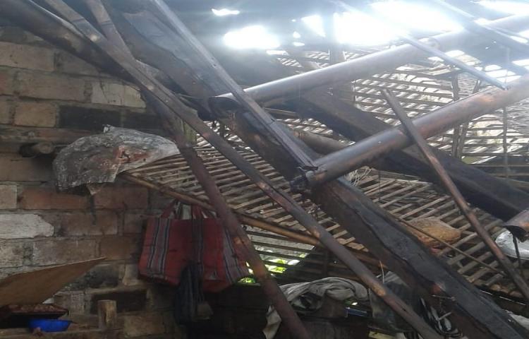 Bangunan Dapur yg sudah lapuk Roboh di Banjar Kedua, Desa Baha, Kecamatan Mengwi, Akibat Hujan Deras dan angin kencang )