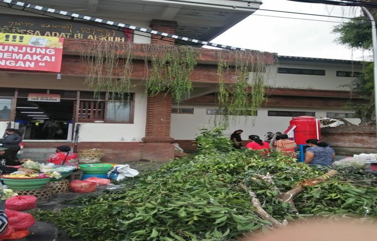 Dahan Pohon beringin Patah di Pasar Blahkiuh, Banjar Delod Pasar, Desa Blahkiuh, Kecamatan Abiansemal Tanggal 30 April 2020