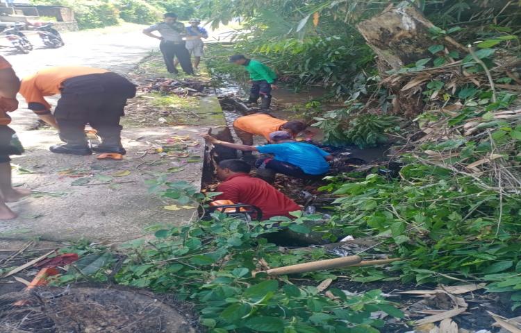 Gorong gorong tersumbat sampah di Banjar Gunung, Desa Abiansemal, Kecamatan Abiansemal Tanggal 03 Pebruari 2020