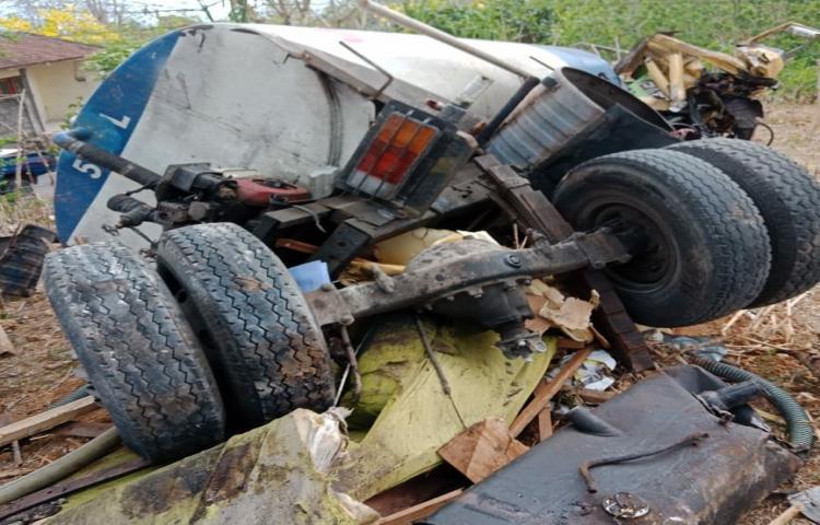 Kaji Lapangan Kejadian Kecelakaan Transportasi sebuah truk tangki menyeruduk rumah warga