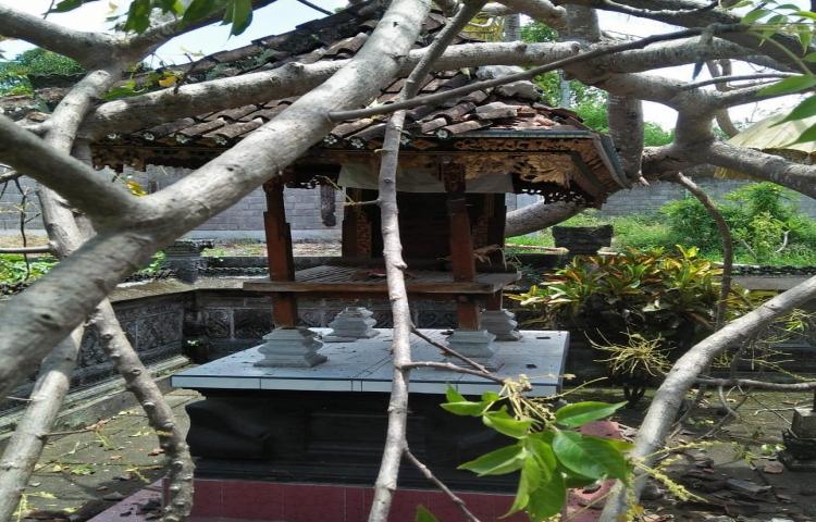Kajian kerusakan bangunan Piasan dan Pelinggih Dewi Gangga akibat tertimpa Pohon Tumbang di Pura Taman Beji, Banjar Uma Anyar, Desa Anggungan, Kecamatan Mengwi