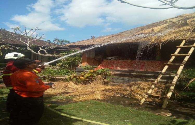Kebakaran Atap Bangunan Bale Gede di Jalan Serma Anom Puspa, Banjar Agung, Desa Mambal, Kecamatan Abiansemal Tanggal 23 Juni 2020