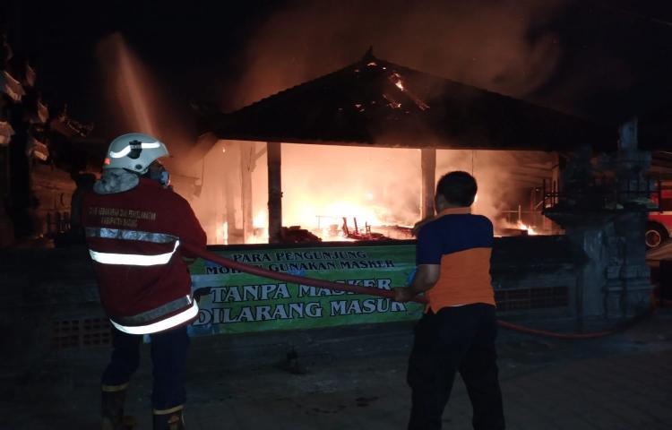 Kebakaran Pasar Penarungan di Jalan Wresti, Banjar Dangin Peken, Desa Penarungan, Kecamatan Mengwi Tanggal 04 Agustus 2020