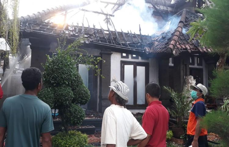 Kebakaran Rumah di Banjar Perang Lukluk, Desa Lukluk, Kecamatan Mengwi Tanggal 14 Mei 2020