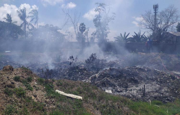 Kebakaran Sampah di Pasar Senggol Kubu Anyar, Banjar Anyar, Kelurahan Kuta, Kecamatan Kuta Tanggal 23 Oktober 2020