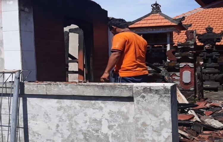 Kebakaran di Jalan Tunjung, Banjar Kerta Lestari, Desa Ungasan, Kecamatan Kuta Selatan