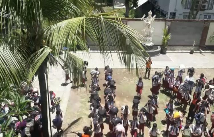Kegiatan Simulasi Gempa Bumi yang berpotensikan Tsunami Serangkaian Acara Pembentukan Sekolah Aman Bencana di SD 3 Kuta