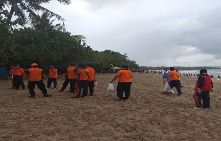 Kegiatan bersih pantai dalam rangka Hari Habitat Dunia 2018 dan Our Ocean Confrence 2018