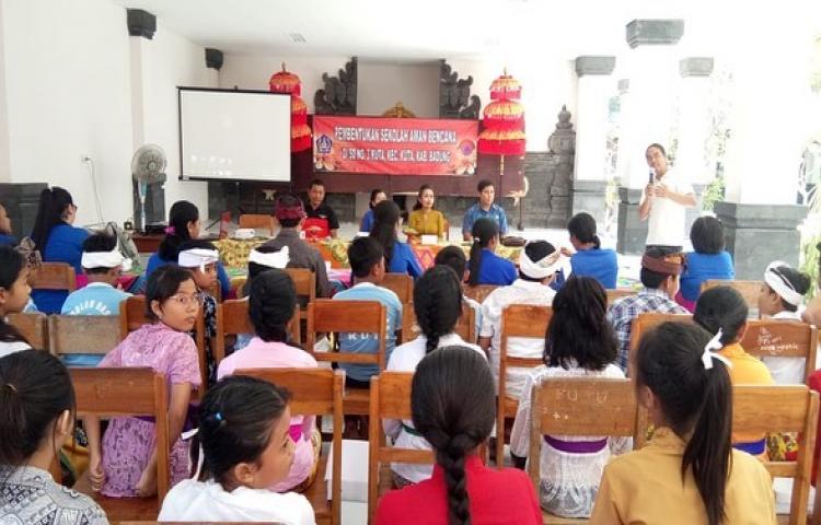 Kegiatan pembukaan pembentukan sekolah aman bencana di SD 3 Kuta