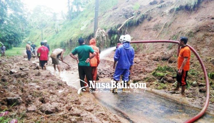 Longsor di Petang, Jalan Tertutup Material
