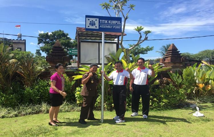 Pemasangan arah Evakuasi Gempa Bumi dan Titik Kumpul Bencana Gempa Bumi di kantor Kejaksaan Negeri Kabupaten Badung